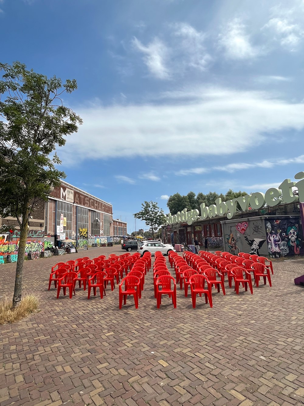 108 Rode stoelen